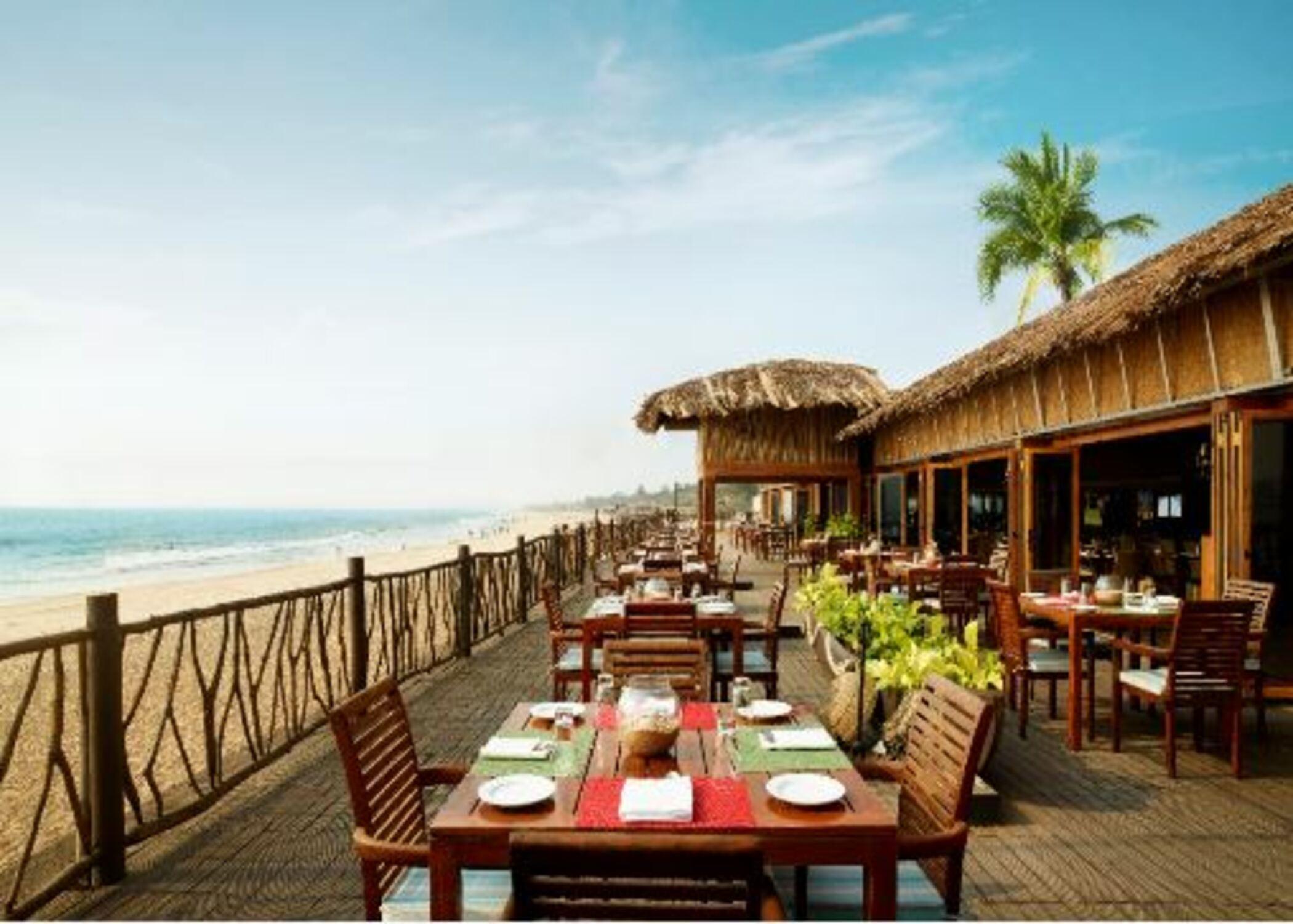 Taj Fort Aguada Resort & Spa, Goa 신궤림 외부 사진 The restaurant at the beach