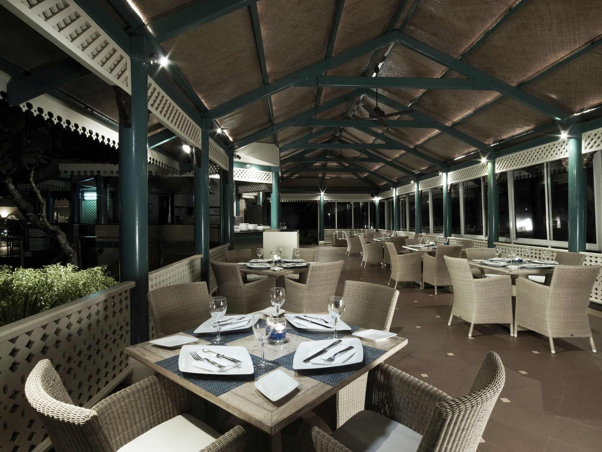 Taj Fort Aguada Resort & Spa, Goa 신궤림 레스토랑 사진 The interior of the restaurant