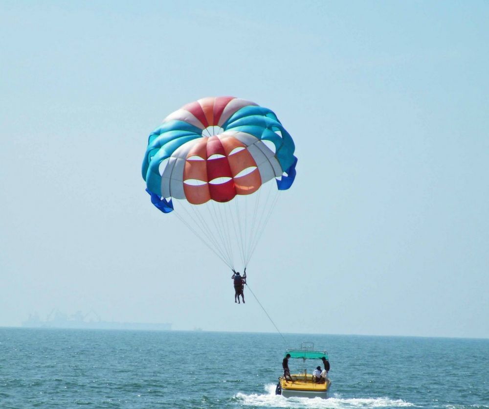 Taj Fort Aguada Resort & Spa, Goa 신궤림 외부 사진 Parasailing in Pattaya, Thailand