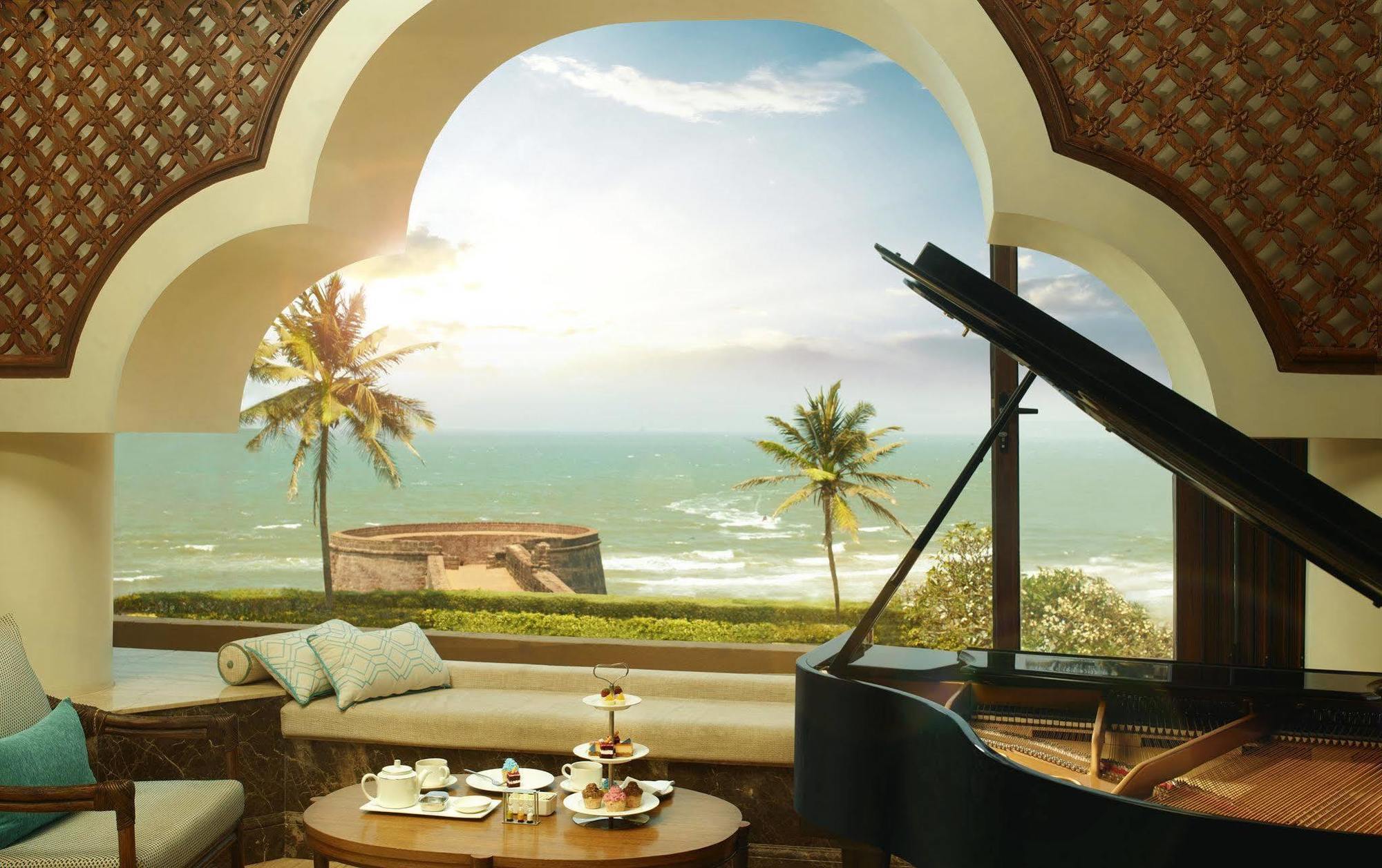 Taj Fort Aguada Resort & Spa, Goa 신궤림 외부 사진 The piano lounge at the hotel