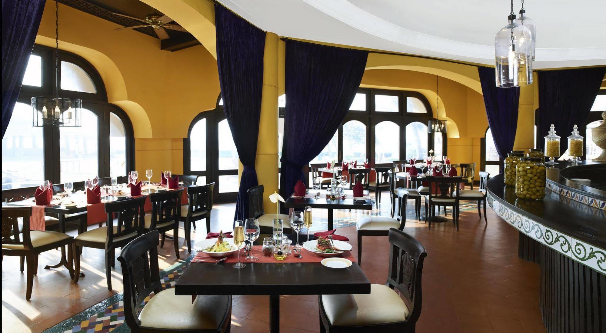 Taj Fort Aguada Resort & Spa, Goa 신궤림 외부 사진 The restaurant