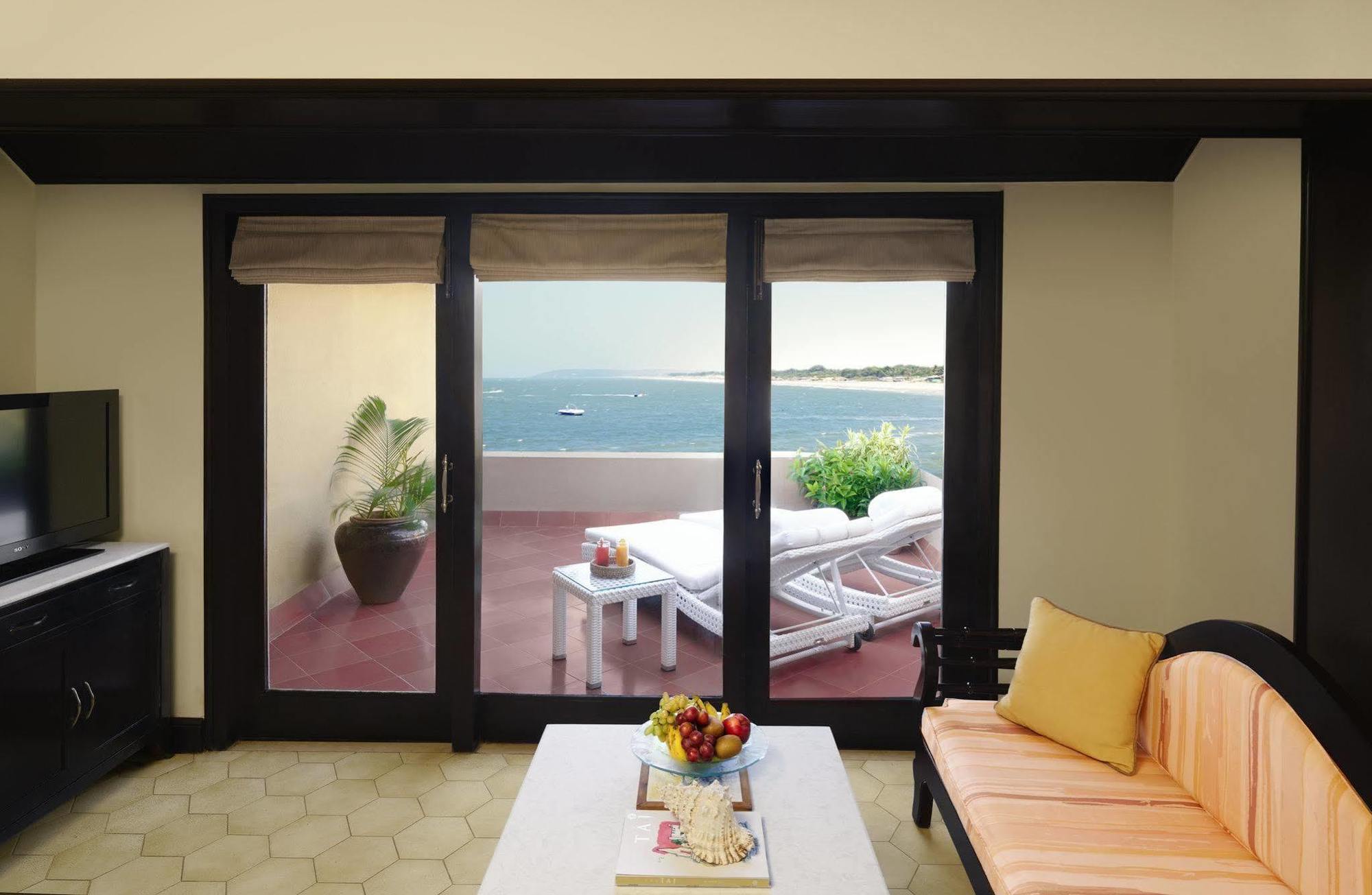 Taj Fort Aguada Resort & Spa, Goa 신궤림 외부 사진 A room at the resort