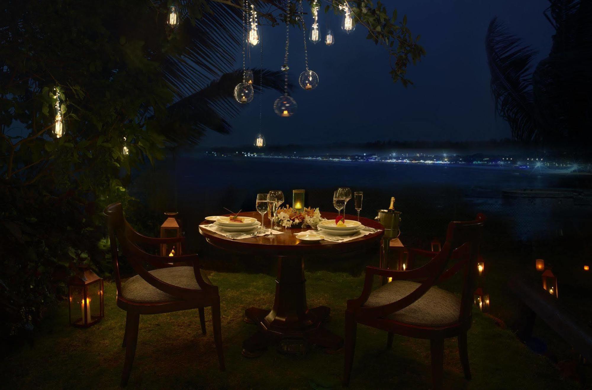 Taj Fort Aguada Resort & Spa, Goa 신궤림 외부 사진 A private dining experience at the Taj Bengal