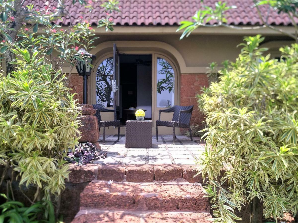 Taj Fort Aguada Resort & Spa, Goa 신궤림 외부 사진 Entrance to a villa